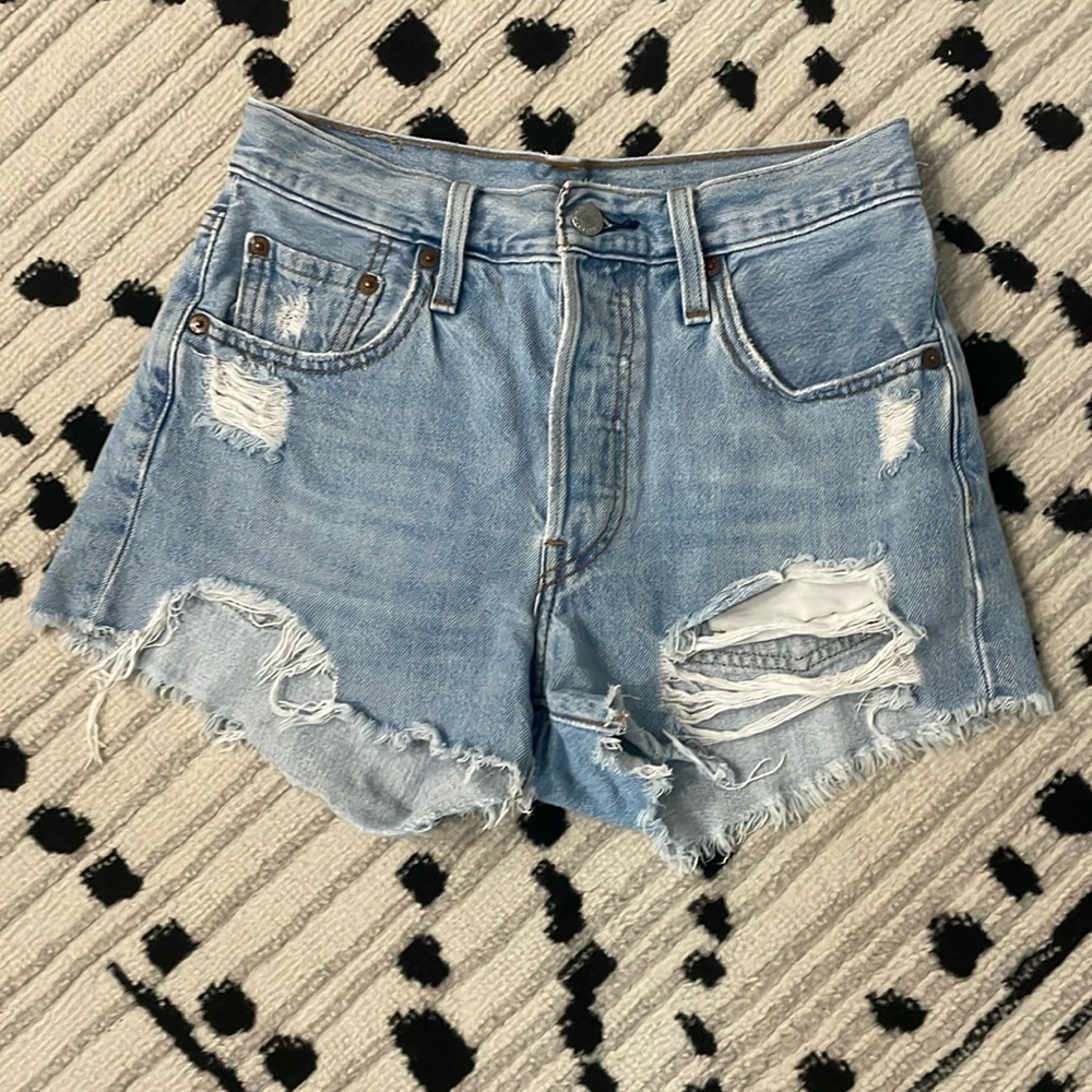 Levi’s 501 light wash jean shorts size 25 women’s